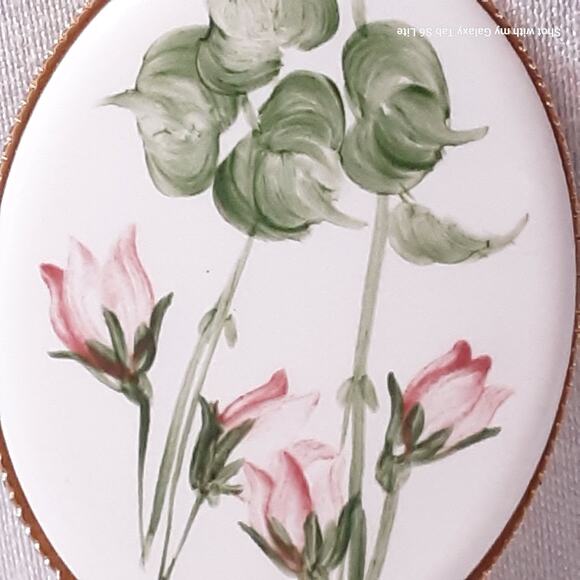 Tulip Cameo Brooch Gold Tone Framed White Enamel - Picture 4 of 8